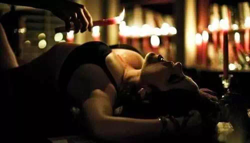 别误会,滴蜡只是看着疼而已 别误会,滴蜡只是看着疼而已