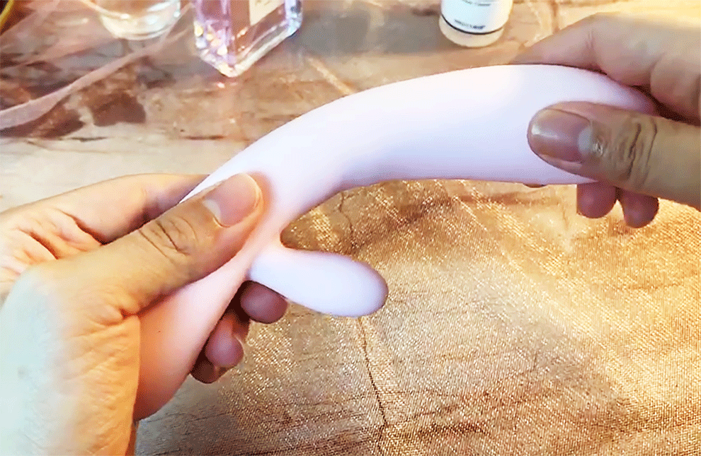 漂亮情趣体验师实测羞羞哒糯糯棒，柔软得不像震动棒【情趣用品】