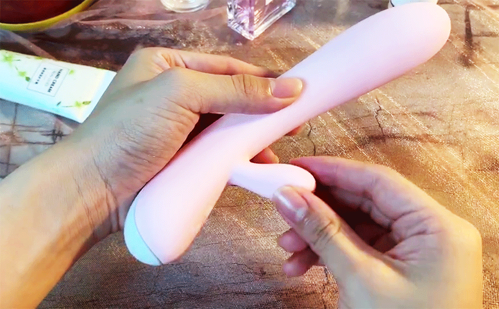 漂亮情趣体验师实测羞羞哒糯糯棒，柔软得不像震动棒【情趣用品】